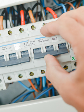 Elektro&shy;installation bei Muster Elektro in Musterstadt