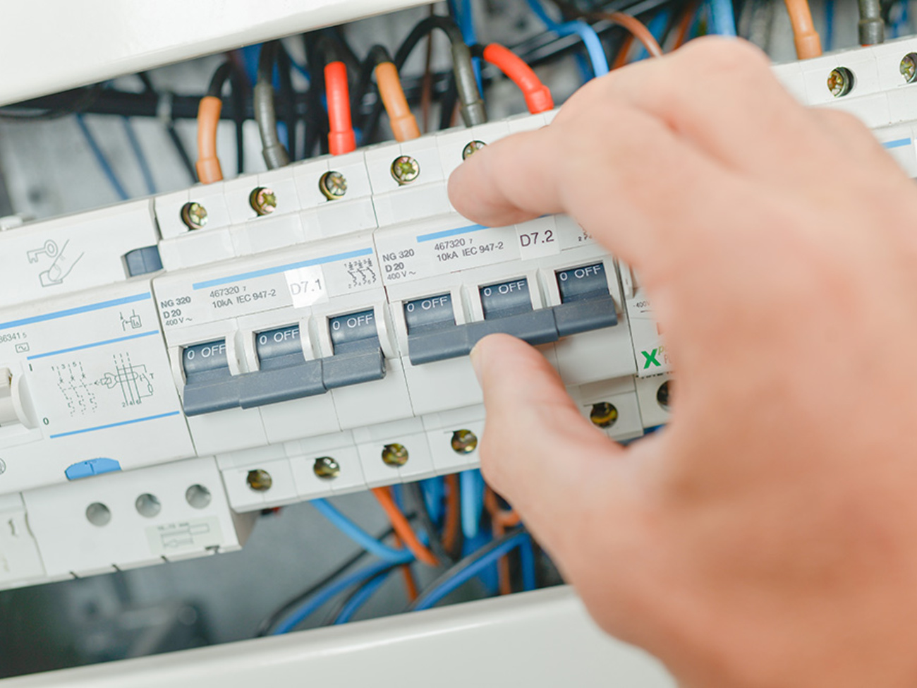 Elektro&shy;installation bei Muster Elektro in Musterstadt